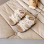 Giày sandal bé gái hoa ren công chúa Quai dán mềm mại, đế chống trượt, màu hồng trắng thời trang