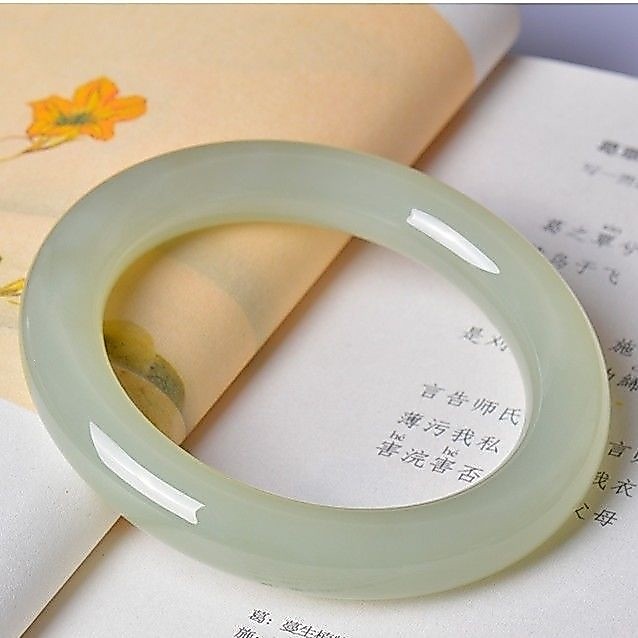 Vòng tay ngọc bích Hetian xanh tinh tế dành cho nữ