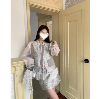 Bộ trang phục Nữ gồm áo gile cổ tròn dệt hoa văn kiểu Trung Hoa và chân váy ngắn dáng chữ A cạp cao