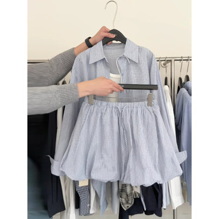 [Áo Sơ Mi Kẻ Sọc Phong Cách Hàn Quốc + Culottes Ngắn Một Bộ] Bộ Đồ Size Lớn Nữ Béo mm Áo Sơ Mi Kích Thước Cực Lớn 150kg Áo Sơ Mi Dài Tay Mùa Hè Nữ Thắt Lưng Co Giãn Hoa Bud Váy Ngắn Thời Trang Quần Áo Nữ Hai Mảnh
