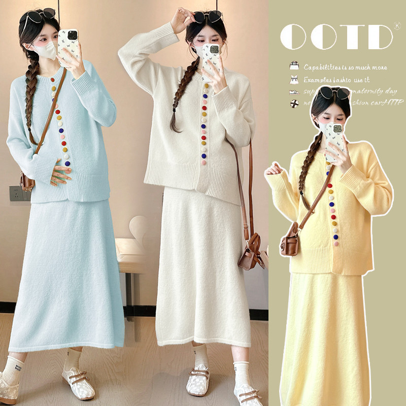 Bộ đồ bà bầu thu đông gồm áo len dệt kim màu sắc thời trang và váy hai mảnh
