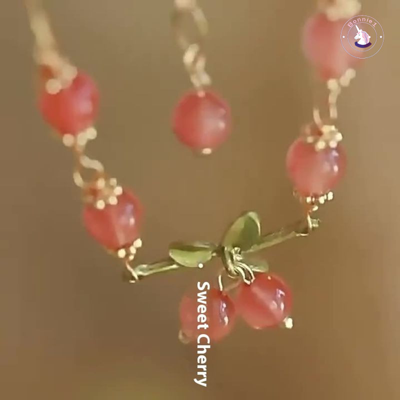 Vòng tay anh đào ngọt ngào đầu xuân, phù hợp nữ giới, thể hiện sự quyến rùi và thanh lịch.