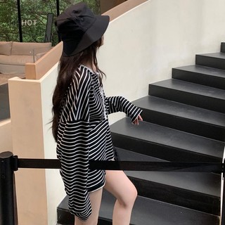 Áo thun dài tay sọc màu sắc tương phản và quần ngắn dáng rộng phong cách lười biếng - Bộ đồ hai mảnh thời trang