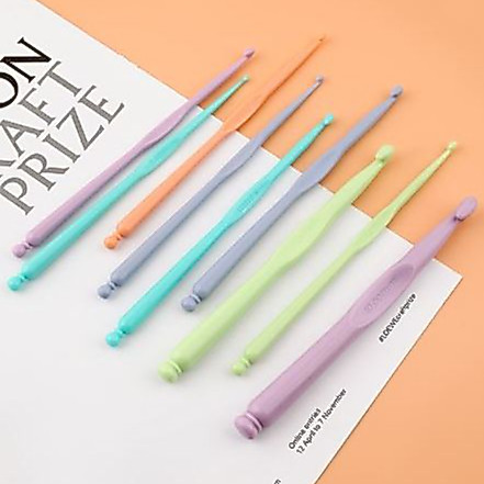 [Màu ngẫu nhiên] Kim móc len bằng nhựa nhiều màu 2.0 - 12mm
