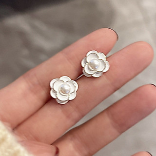 Bông tai ngọc trai bạc Camellia Retro nhẹ sang trọng Niche Bông tai cao cấp 2024 Phong cách mới