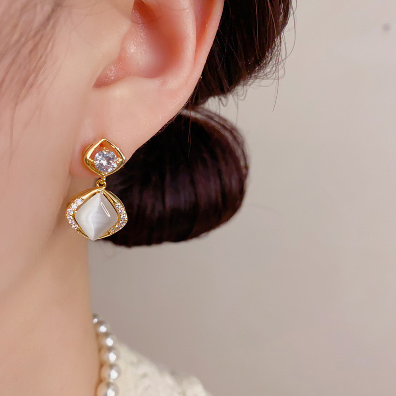 Bông tai đá mắt mèo hình kim cương thanh lịch, nhỏ gọn và tinh tế