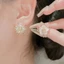 Bông tai đính hoa mạ vàng tinh tế với cánh hoa trong suốt: Trang sức thanh lịch