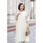 M COLLECTION | Váy Đầm Suông Nữ Trung Niên Tặng Mẹ Tơ 2 Lớp Xẻ Tà Cài Nút Bọc Tay Lỡ Thêu Hoa D12779 — ảnh 6