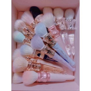 cọ má hồng kem cọ má hồng cọ tán má hồng [Sản phẩm mới] Flower Knows Sweetheart Bear Butterfly Cloud Shoulder Blush Brush Midsummer Night Blush Brush Wool Lip Brush Contouring
