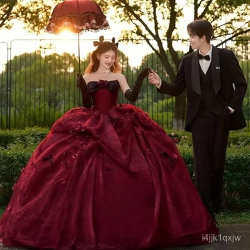 Váy cưới chụp ảnh theo chủ đề haute couture màu đỏ rượu vang mới, phong cách công chúa sang trọng nhẹ nhàng với đuôi váy