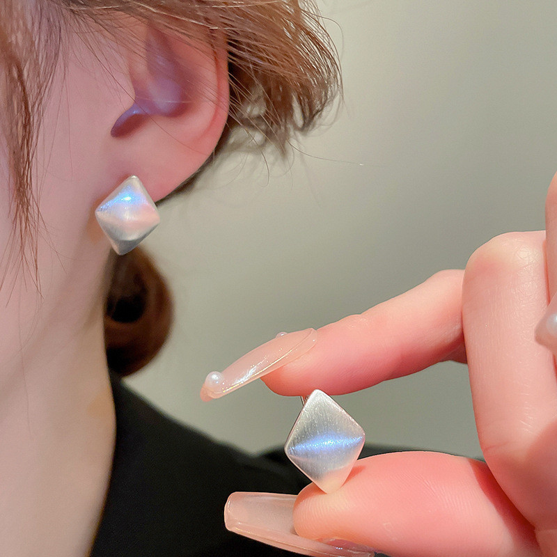Bông tai nữ vàng 18K mạ điện kim loại hình kim cương, sang trọng và giá rẻ