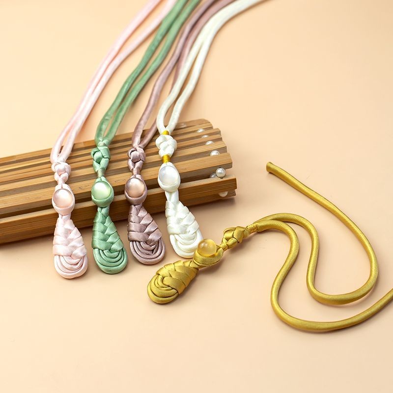 Sườn xám phong cách Trung Quốc với tấm nút đính hạt ngọc pipa và phụ kiện trang trí handmade