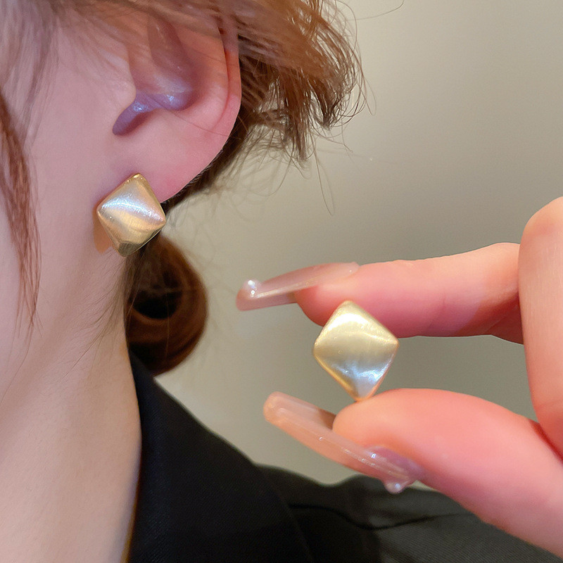 Bông tai nữ vàng 18K mạ điện kim loại hình kim cương, sang trọng và giá rẻ
