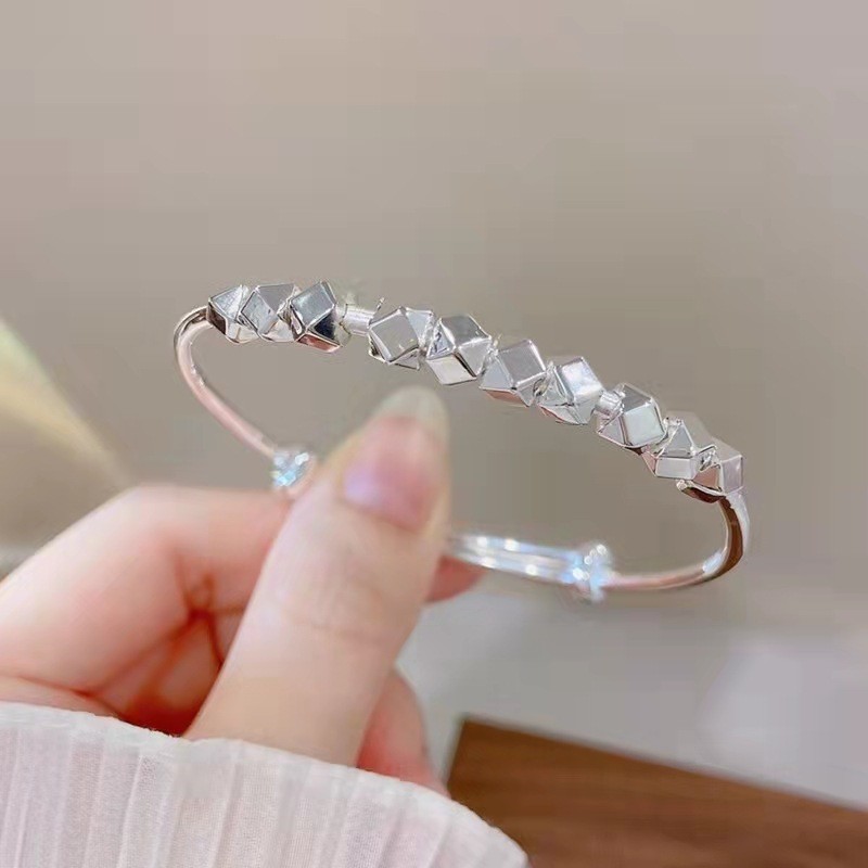 Vòng tay bạc tinh tế và sang trọng dành cho nữ