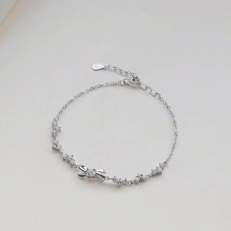 Vòng tay nơ đính kim cương hình trái tim sang trọng
