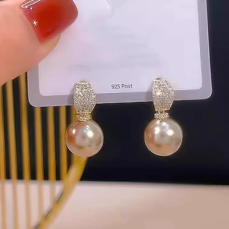 Bông tai ngọc trai lớn sang trọng và tinh tế