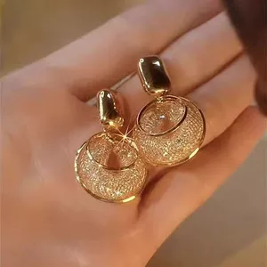 Tính khí thanh lịch Vòng tròn lưới vàng Bông tai kim cương gãy Thiết kế thời trang Tất cả các trận đấu Ánh sáng sang trọng Nhìn mặt mỏng Bông tai cao cấp 6.18