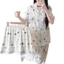 Bộ đồ ngủ ba món bán chạy tại Đông Nam Á: áo ngắn tay, quần đùi và quần dài;; bộ đồ mặc nhà cổ bẻ cho nữ