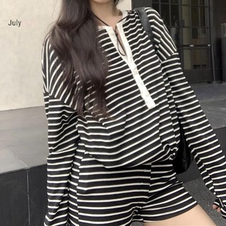 Áo thun dài tay sọc màu sắc tương phản và quần ngắn dáng rộng phong cách lười biếng - Bộ đồ hai mảnh thời trang