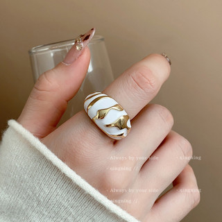 Vòng đeo tay kim loại thiết kế hoa văn độc đáo, tạo điểm nhấn nhẹ nhàng và sang trọng cho phụ nữ
