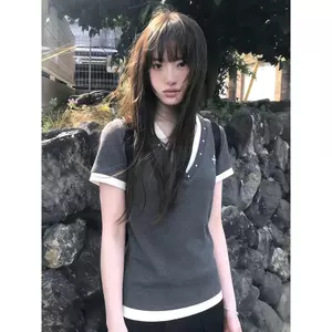 Áo thun hai mảnh thêu chữ V cổ chữ V giả màu tương phản dành cho nữ phong cách Hàn Quốc Slim-Fit Slimmer Look Short-