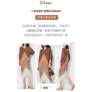 Đầm Miyake cổ chữ V tay búp bê với họa tiết xếp ly lớn, phong cách thanh lịch