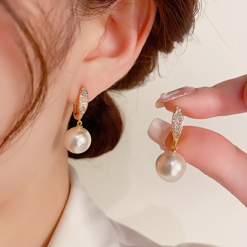 Bông tai ngọc trai thời trang và độc đáo phong cách Hàn Quốc