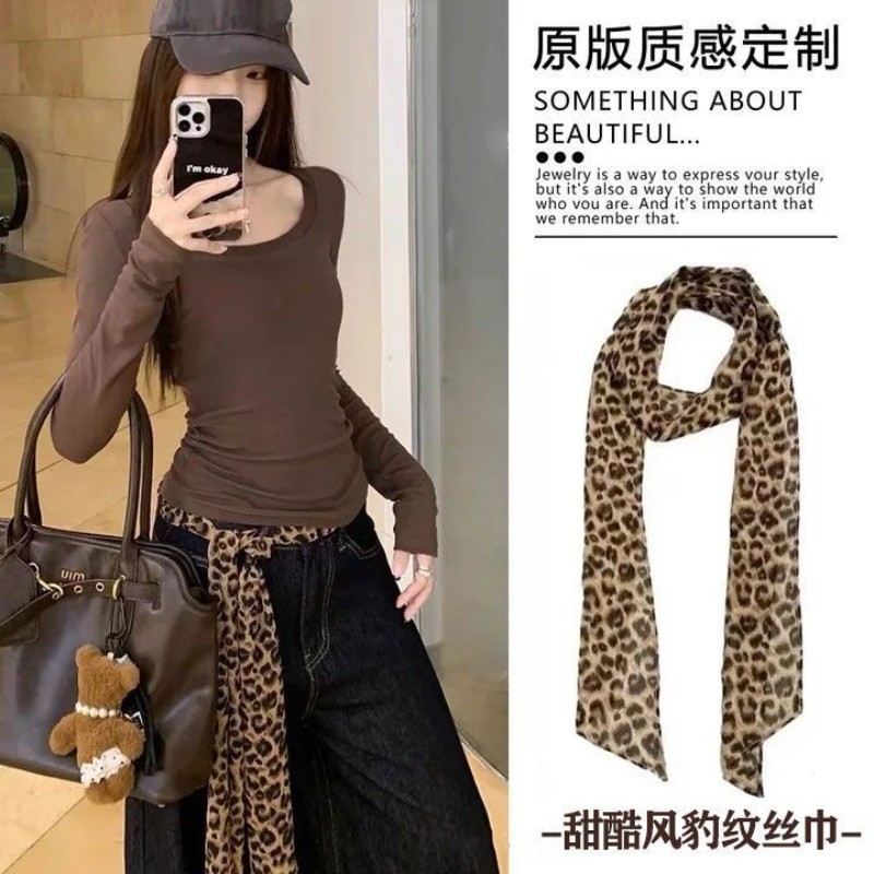 Quần jean thắt lưng dài cho cô gái với khăn lụa mát da báo in