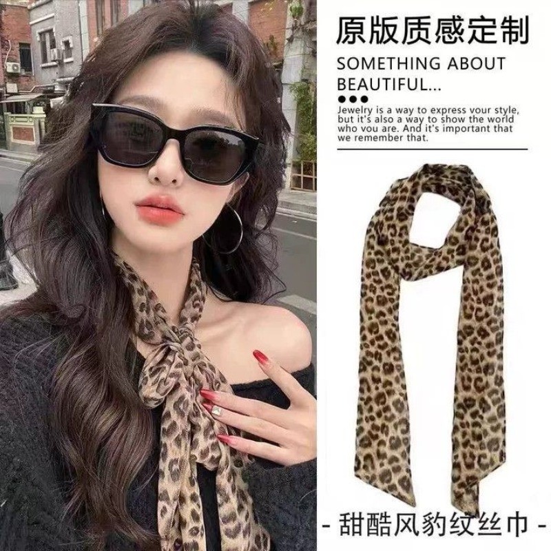Quần jean thắt lưng dài cho cô gái với khăn lụa mát da báo in