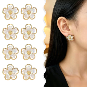 Bông tai đính hoa mạ vàng tinh tế với cánh hoa trong suốt: Trang sức thanh lịch