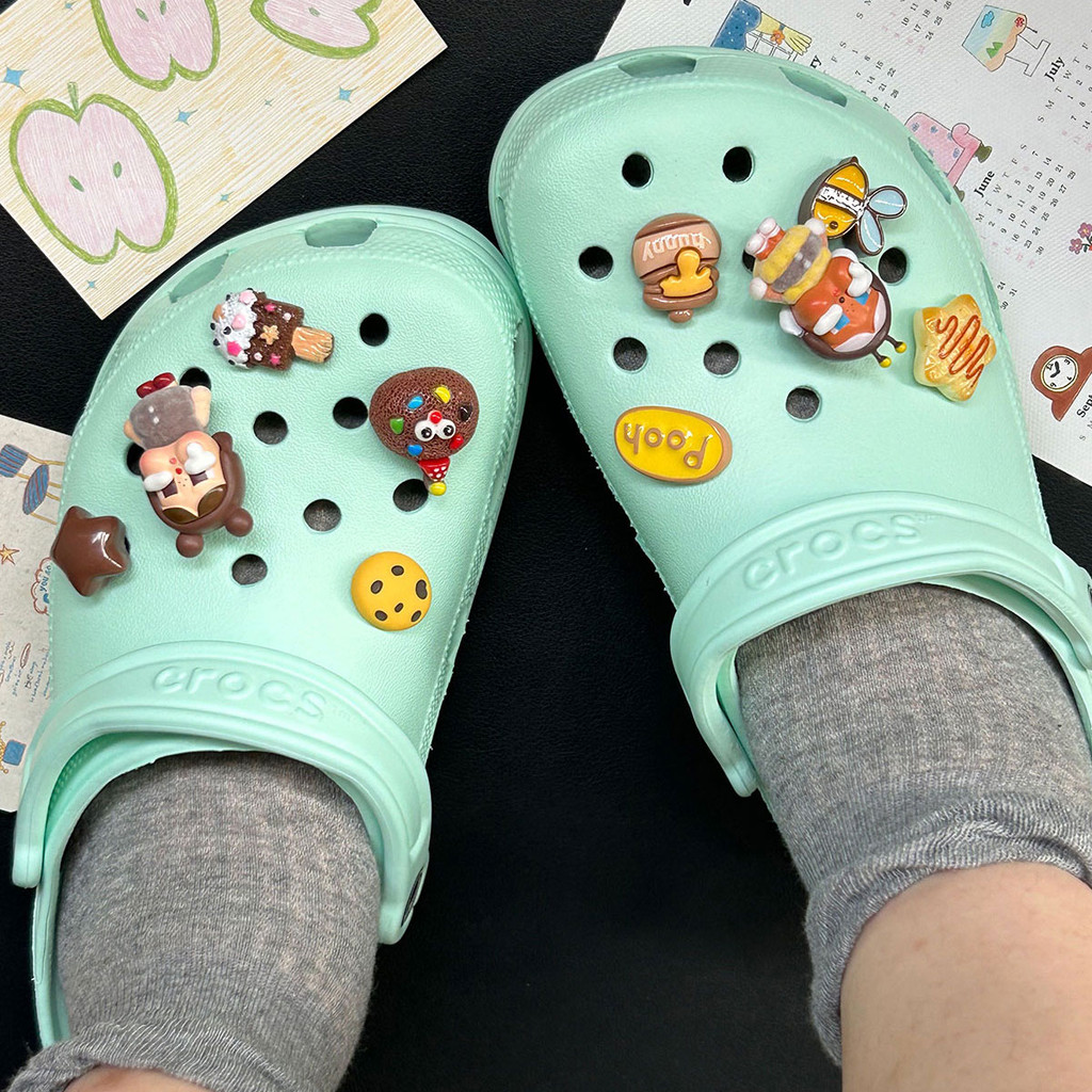 Phụ kiện lỗ Crocs Pop Mart Crybaby gấu hoạt hình dễ thương, khóa hoa tháo rời, phù hợp nhiều kiểu