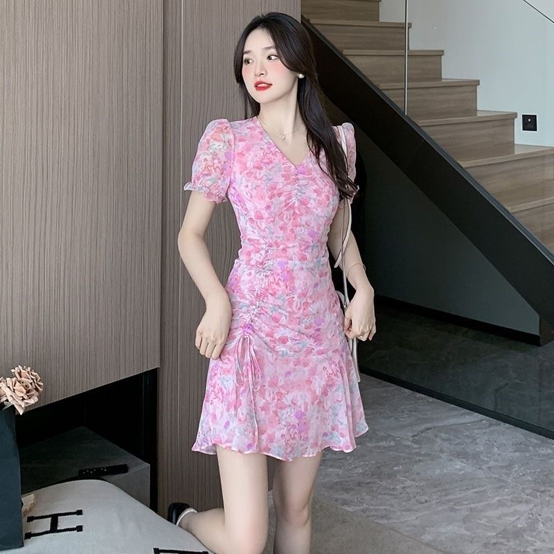 Đầm chiffon in họa tiết thời trang cổ chữ V ôm sát, kiểu dáng nhẹ nhàng, trẻ trung và thanh lịch, đầm ôm sát cơ thể.
