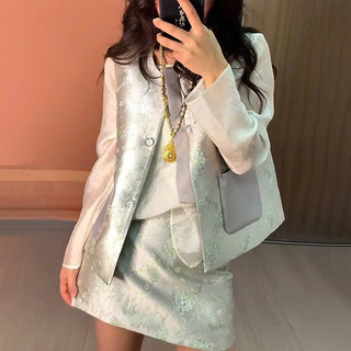 Bộ trang phục Nữ gồm áo gile cổ tròn dệt hoa văn kiểu Trung Hoa và chân váy ngắn dáng chữ A cạp cao