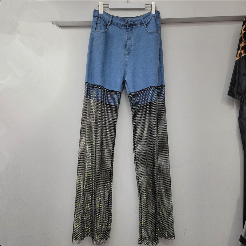 Quần jean nữ phong cách streetwear với thiết kế lưới cá và họa tiết kim cương giả nổi bật