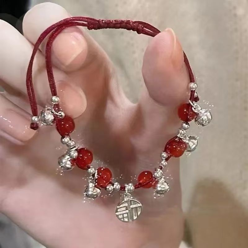 Vòng tay dệt hình đám mây có chuông màu đỏ, phù hợp với năm hoàng đạo, mang lại may mắn