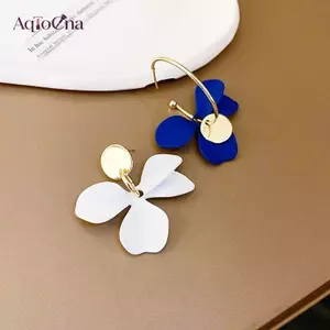 Bông tai hoa bất đối xứng AqToCna có sẵn trong bông tai phụ kiện màu xanh và trắng với đinh tán cánh hoa khí chất AqToCna