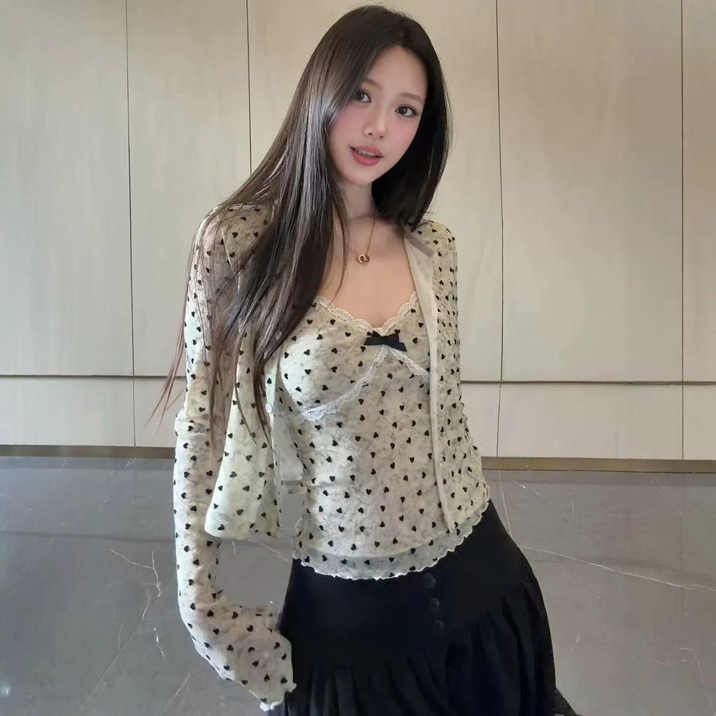 [Giảm giá 50%] Phong cách cay ngọt ngào Hàn Quốc Mùa hè Phong cách mới In hình tình yêu Áo yếm khâu ren + Bộ đồ hai mảnh Cardigan