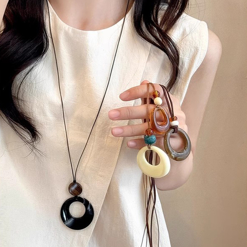 Vòng cổ hổ phách tròn đơn giản dài, mặt dây chuyền tinh tế