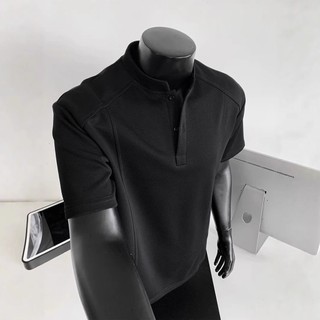 Áo thun nam cổ áo Henley phong cách Nhật Bản, ngắn tay, chắc chắn và tinh tế.