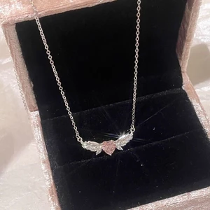 Kim Cương Ánh Sáng Xương Đòn Kết Cấu Cánh Niche Sang Trọng Cổ Hồng Nữ Nhẹ Nhàng Thiên Thần Tình Yêu Ngọt Ngào Vật Phẩm