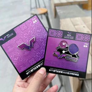 Bán Hàng Mới WTT Ma Cao Championship 2025 Hàng Hóa Satou Kết Hợp Son Yingsha Hàng Hóa Bóng Bàn Huy Hiệu Kim Loại logo Quà Tặng Chất Lượng Cao