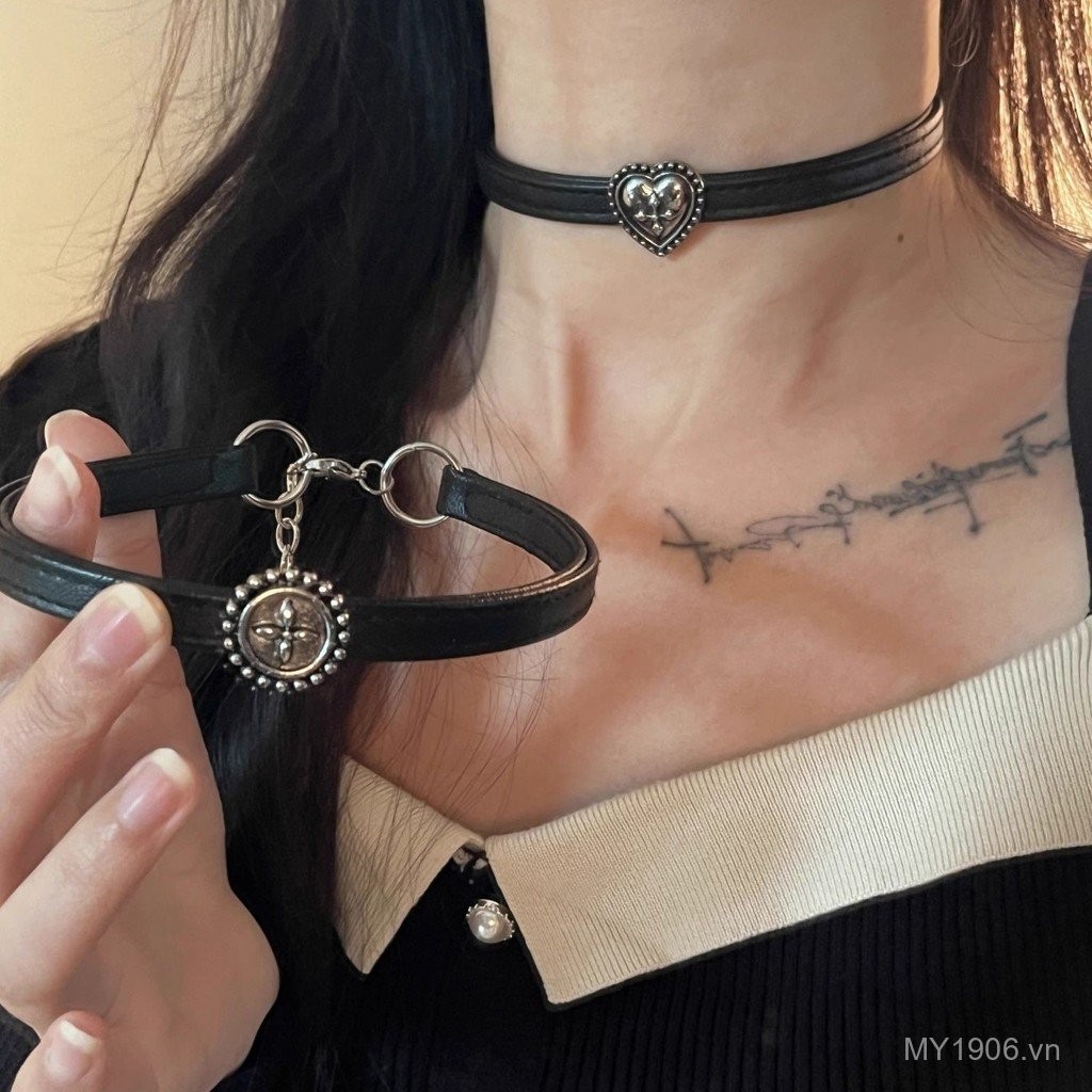 Vòng cổ vintage đen da choker phong cách punk với chi tiết dây xích và xương đòn, phù hợp văn hóa châu Á