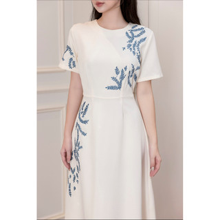 SWANLAKE | Váy Đầm Nữ Suông Cổ Tròn Vải Lụa Dày Thêu Hoa Nhấn Eo Tay Ngắn Sang Trọng Đi Tiệc D13038