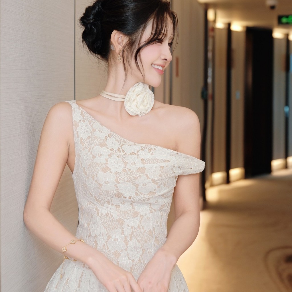Đầm lệch vai Khiết xếp ly ren hoa cotton phối chocker ngọt ngào KD371