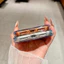 Ốp lưng này có khung kim loại và cửa sổ lớn cho iPhone 17 Pro Max, mặt sau mờ, nút kim loại miễn phí và tương thích với điện thoại iPhone 16 / 15 / 14 / 13. Nó cũng trong
