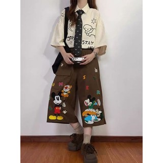 Quần short denim dáng thẳng rộng với họa tiết thêu Mickey