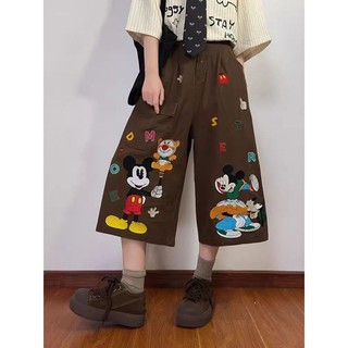 Quần short denim dáng thẳng rộng với họa tiết thêu Mickey
