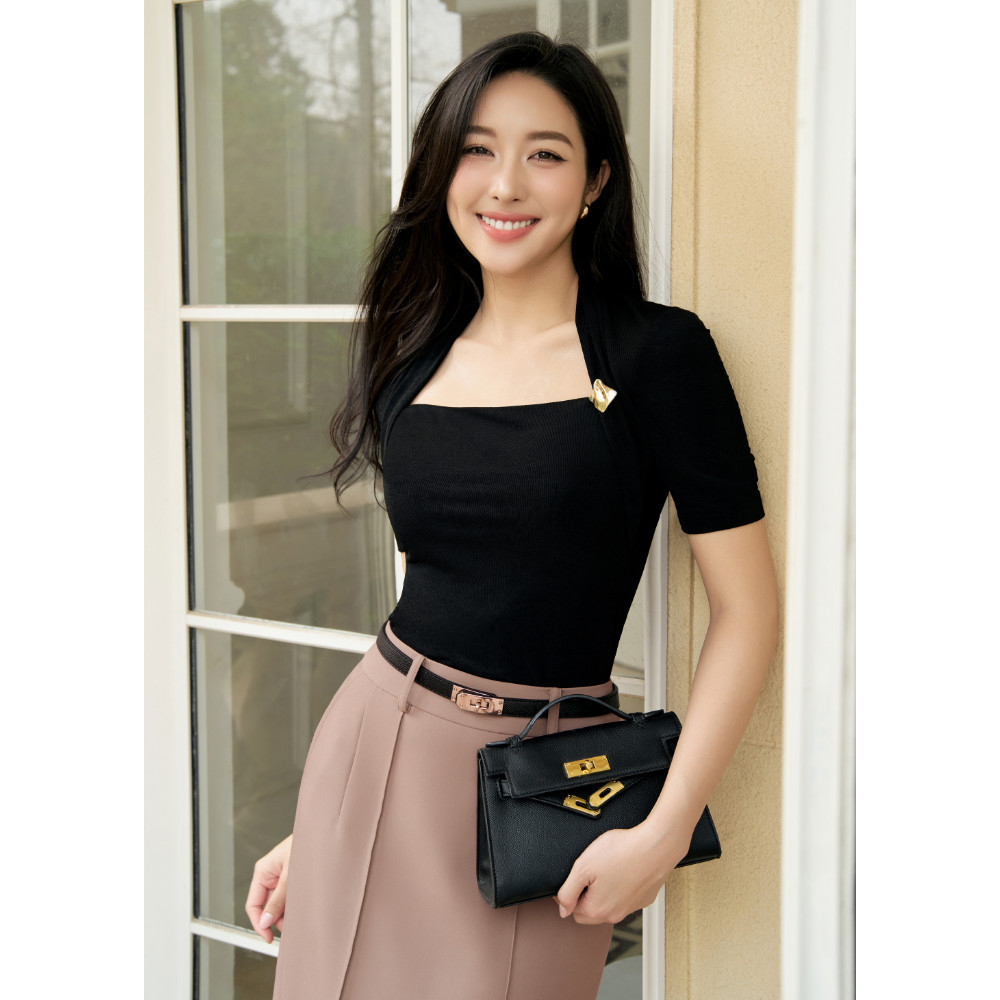 Áo thun nữ ELLA DORA cổ vuông đính tag form ôm tôn dáng hiện đại dễ mặc 3 màu ĐỎ/ĐEN/NAVY [AT76]
