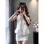 Dây đeo cổ không tay màu trắng phong cách nhẹ nhàng kiểu Pháp + Váy ngắn mùa hè Phong cách mới Bộ đồ váy ngắn phong cách kỳ nghỉ