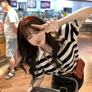Áo sơ mi polo sọc cổ chữ v đeo vai phía trước